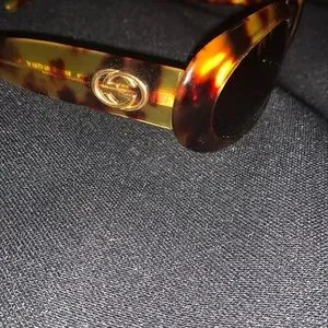 Gucci | Accessories | Gucci Vintage Oval Tortoise Sunglasses  display picture 3